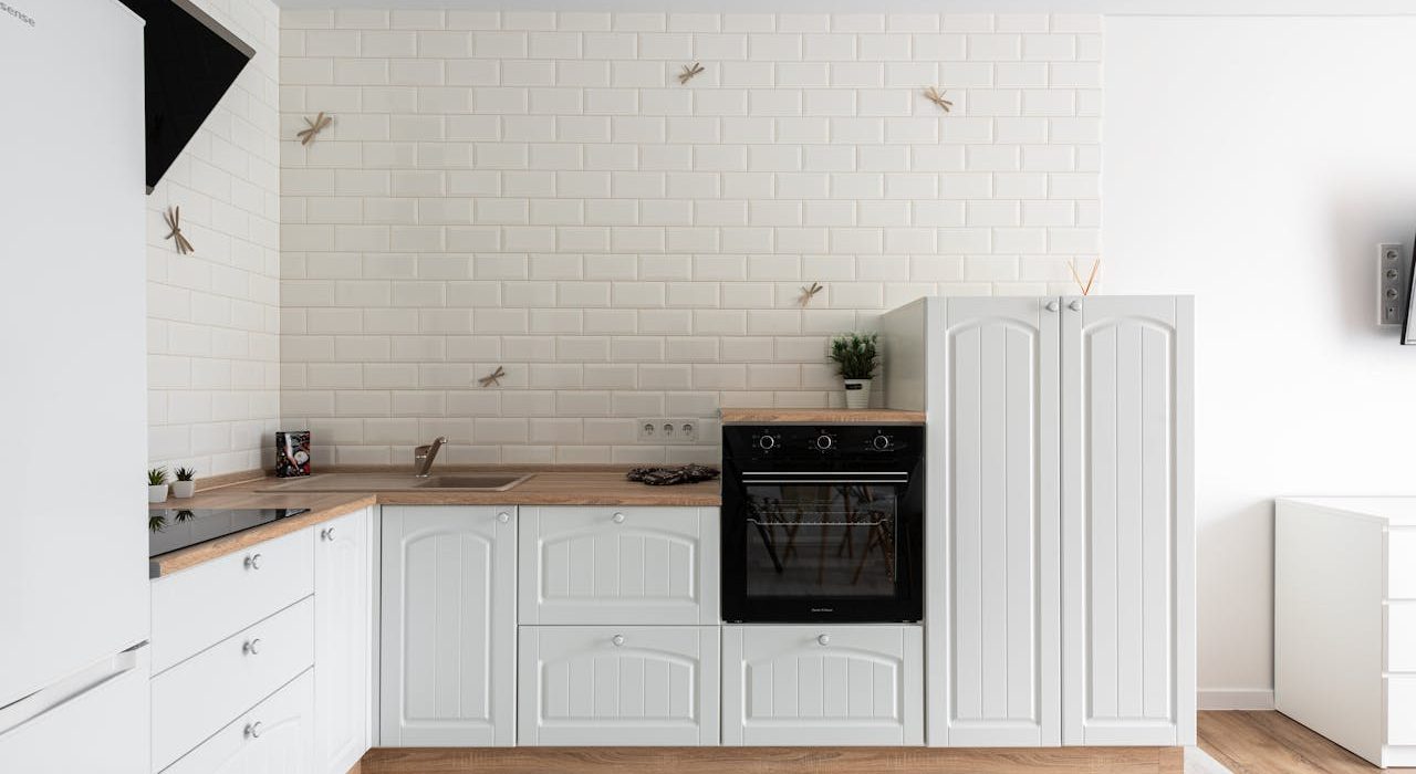 nowy trend w projektowaniu wnętrz — kuchnia bez szafek