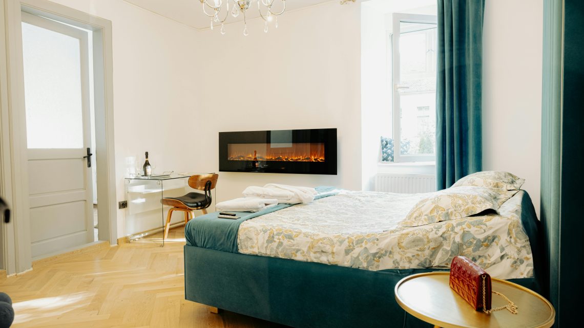 Kominek elektryczny w sypialni