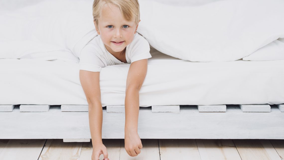 Małe dziecko zostaje w łóżku