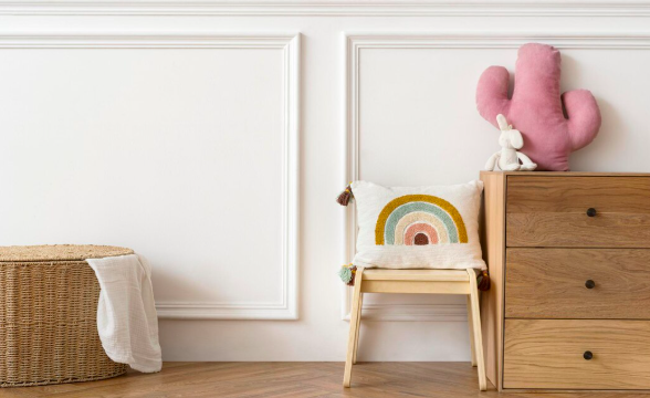 Skandynawski pokój zabaw dla dzieci z drewnianymi meblami