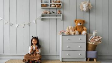 Dziecko bawiące się podczas zabawy na podłodze