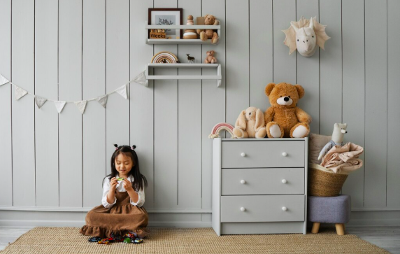 Dziecko bawiące się podczas zabawy na podłodze